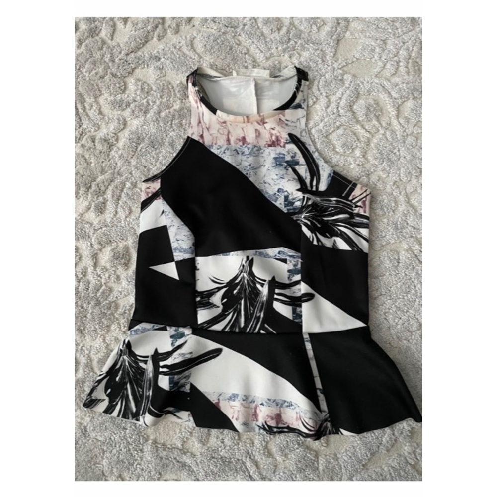 Chic peplum top in abstract print